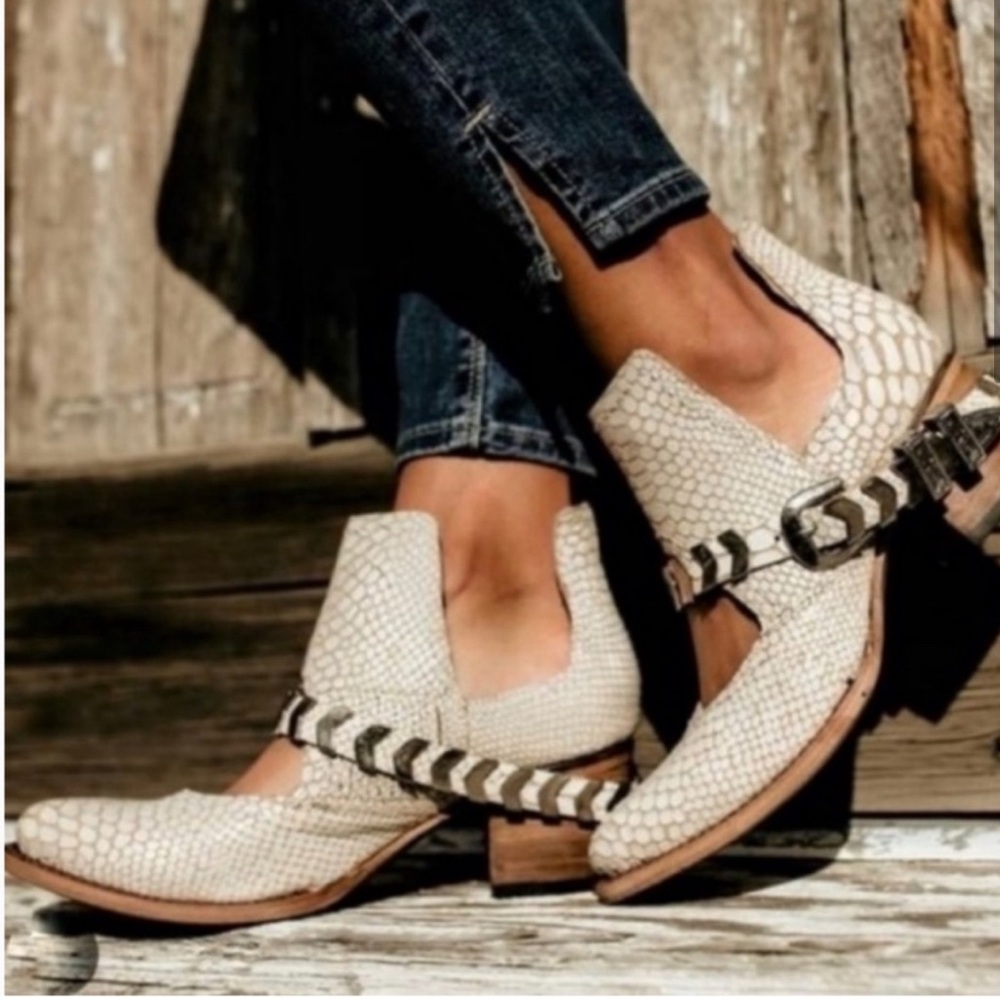 Free Bird Blade bootie - white - excellent used condition. Size 9 true to size.